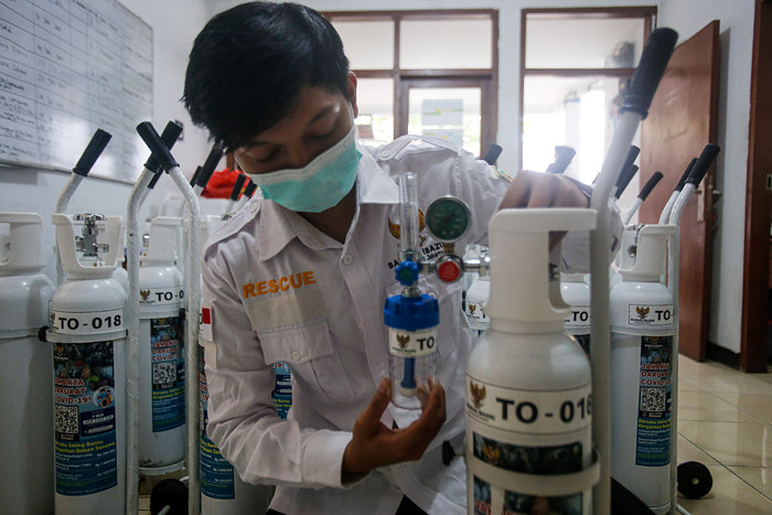 Relawan menyiapkan tabung oksigen di kantor Banzas Bazis Tanggap Bencana DKI Jakarta, Rabu (4/8/2021).