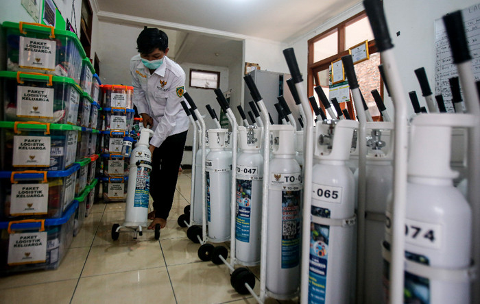 Relawan menyiapkan tabung oksigen di kantor Banzas Bazis Tanggap Bencana DKI Jakarta, Rabu (4/8/2021).