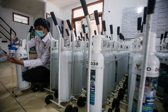 Relawan menyiapkan tabung oksigen di kantor Banzas Bazis Tanggap Bencana DKI Jakarta, Rabu (4/8/2021).