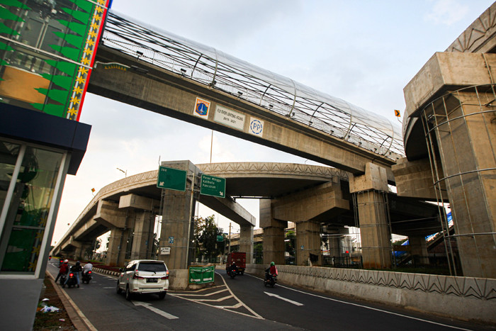 Penampakan jembatan penyebrangan orang (JPO) di tengah flyover tapal kuda di kawasan Kampus IISIP, Lenteng Agung, Jakarta Selatan, Rabu (4/8/2021).