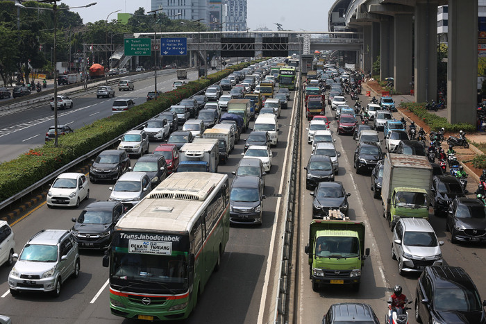 Kendaraan memadati ruas jalan Gatot Subroto dan tol dalam kota saat pemberlakuan PPKM level 4 di Jakarta, Rabu (4/8/2021).