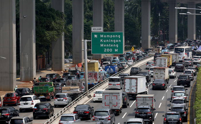 Kendaraan memadati ruas jalan Gatot Subroto dan tol dalam kota saat pemberlakuan PPKM level 4 di Jakarta, Rabu (4/8/2021).