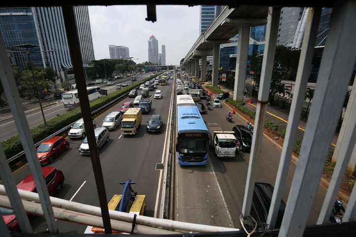 Kendaraan memadati ruas jalan Gatot Subroto dan tol dalam kota saat pemberlakuan PPKM level 4 di Jakarta, Rabu (4/8/2021).