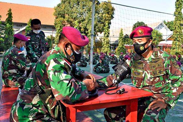 Swab Antigen Covid-19 di Markas Batalyon Infanteri 5 Marinir Ujung, Semampir, Surabaya, Jawa Timur, Rabu (4/8/2021).