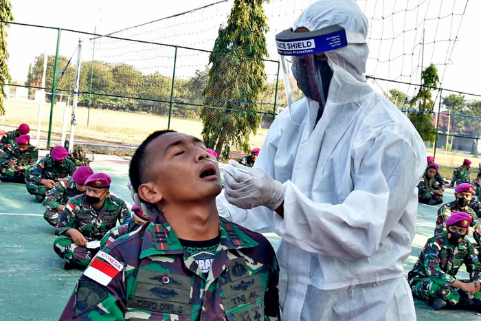 Swab Antigen Covid-19 di Markas Batalyon Infanteri 5 Marinir Ujung, Semampir, Surabaya, Jawa Timur, Rabu (4/8/2021).