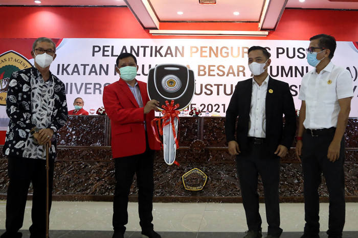 Pelantikan pengurus IKABA periode 2021-2025 di Untag Surabaya, Jawa Timur, Rabu (4/8/2021).