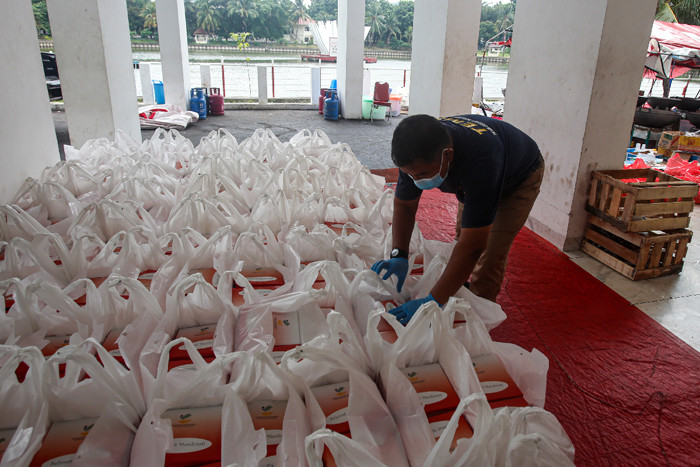 Petugas menyiapkan makanan di dapur umum Kementerian Sosial di Gedung Konvensi, Taman Makam Pahlawan Nasional Utama Kalibata, Jakarta Selatan, Kamis (5/8/2021).