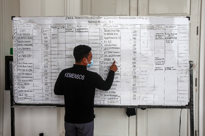 Petugas menyiapkan makanan di dapur umum Kementerian Sosial di Gedung Konvensi, Taman Makam Pahlawan Nasional Utama Kalibata, Jakarta Selatan, Kamis (5/8/2021).
