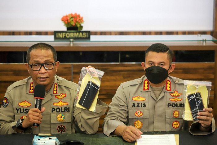 Kabid Humas Polda Metro Jaya Kombes Pol Yusri Yunus memberikan keterangan kronologi penangkapan Dinar Candy di Polres Metro Jakarta Selatan, Kamis (5/8/2021).
