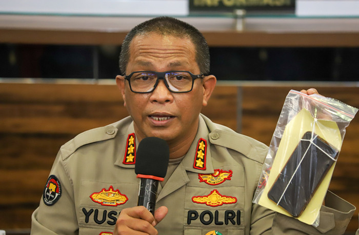 Kabid Humas Polda Metro Jaya Kombes Pol Yusri Yunus memberikan keterangan kronologi penangkapan Dinar Candy di Polres Metro Jakarta Selatan, Kamis (5/8/2021).