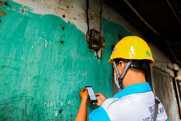 Petugas PLN melakukan pemeriksaan kWh meter milik warga di Kampung Tengah, Kramat Jati, Jakarta Timur, Kamis (5/8/2021).