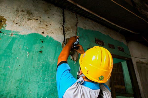 Petugas PLN melakukan pemeriksaan kWh meter milik warga di Kampung Tengah, Kramat Jati, Jakarta Timur, Kamis (5/8/2021).