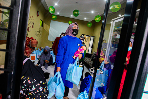Relawan Dompet Dhuafa memberikan edukasi dan pengecekan kesehatan ibu menyusui penyintas Covid-19 di RW 07 Kelurahan Tengah, Jakarta Timur, Kamis (5/8/2021).