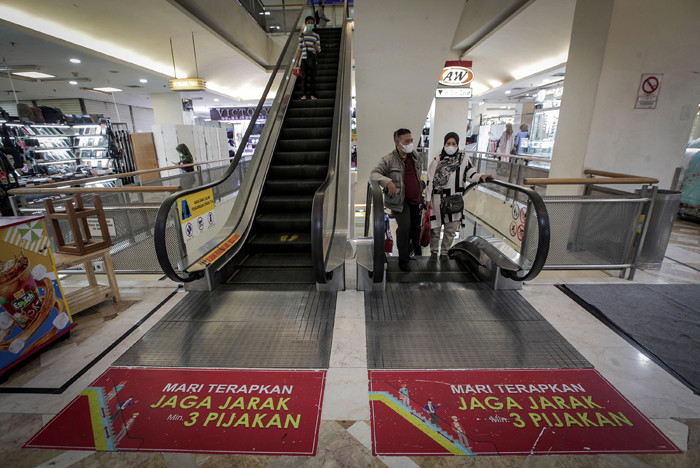 Suasana sepi terlihat di pusat perbelanjaan ITC Kuningan, Jakarta, Kamis (5/8/2021).