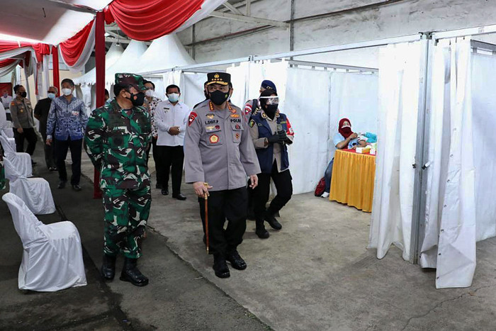 Serbuan Vaksinasi bagi buruh diwilayah Jawa Barat di Gedung Kahatex Bandung, Jawa Barat, Kamis (5/8/2021).