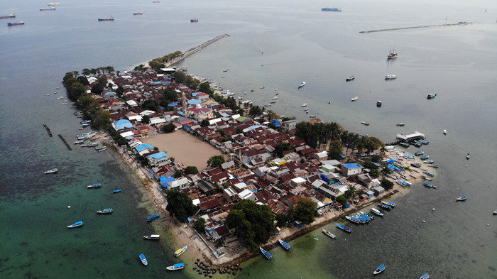 Petugas kepolisian Direktorat Lalulintas Polda Sulsel membagikan paket bantuan sembako pada warga pulau Lae Lae, Makassar, Jumat (6/8/2021).