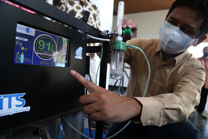 Soft launching Oxygen Concentrator ITS di halaman Rektorat ITS Surabaya, Jawa Timur, Jumat (6/8/2021).