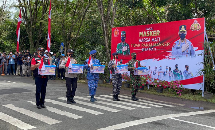 Panglima TNI Marsekal TNI Hadi Tjahjanto melakukan peninjauan Serbuan Vaksinasi di Gedung BSCC Dome, Balikpapan, Jumat (6/8/2021).