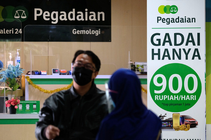 Nasabah melakukan transaksi di counter kantor cabang Pegadaian Kebayoran Baru, Jakarta, Jumat, (6/8/2021).