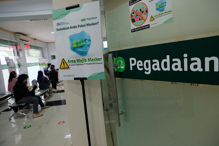 Nasabah melakukan transaksi di counter kantor cabang Pegadaian Kebayoran Baru, Jakarta, Jumat, (6/8/2021).