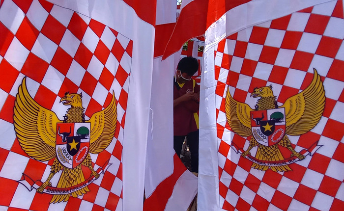 Sejumlah pedagang bendera Merah Putih mengeluhkan sepinya pembeli. Seperti yang dialami pedagang di Jalan Jenderal Sudirman, Kota Semarang, Jumat (6/8/2021).
