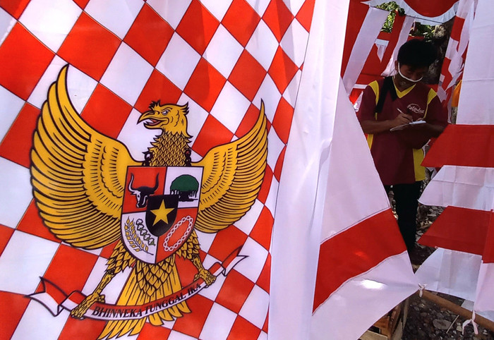 Sejumlah pedagang bendera Merah Putih mengeluhkan sepinya pembeli. Seperti yang dialami pedagang di Jalan Jenderal Sudirman, Kota Semarang, Jumat (6/8/2021).