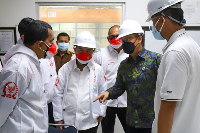 Peninjauan produksi gas oksigen di PT Samator Gas Industri Kawasan Pulo Gadung, Jakarta Timur, Jumat (6/8/2021).