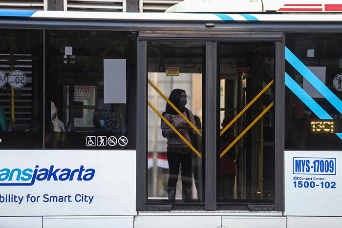 Bus Transjakarta melintas di kawasan Sudirman, Jakarta Pusat, Jumat (6/8/2021).