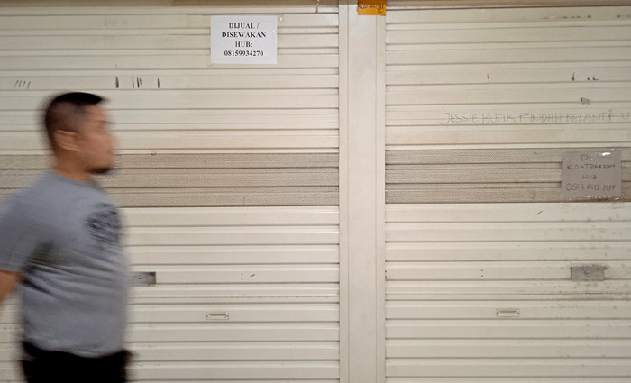 Suasana sejumlah kios pertokoan terlihat tutup di kawasan pusat perbelanjaan Blok M, Jakarta Selatan, Sabtu (7/8/2021).
