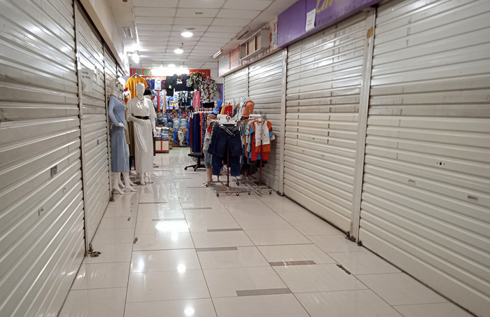 Suasana sejumlah kios pertokoan terlihat tutup di kawasan pusat perbelanjaan Blok M, Jakarta Selatan, Sabtu (7/8/2021).