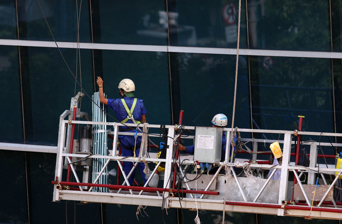 Suasana proyek pembangunan gedung bertingkat di Jakarta, Sabtu (7/8/2021).