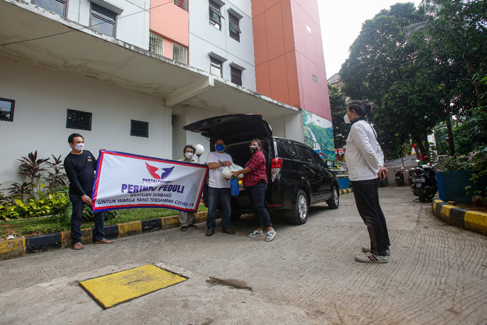 Warga menerima bantuan peket sembako di Rusunawa Pengadegan, Pancoran, Jakarta Selatan, Sabtu (7/8/2021).