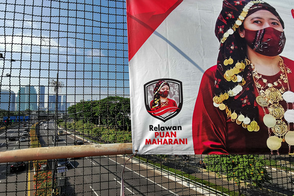 Terlihat Baliho yang menampilkan wajah tokoh politik bergambar Puan Maharani yang ada di jalan Jakarta, Minggu (8/8/2021).
