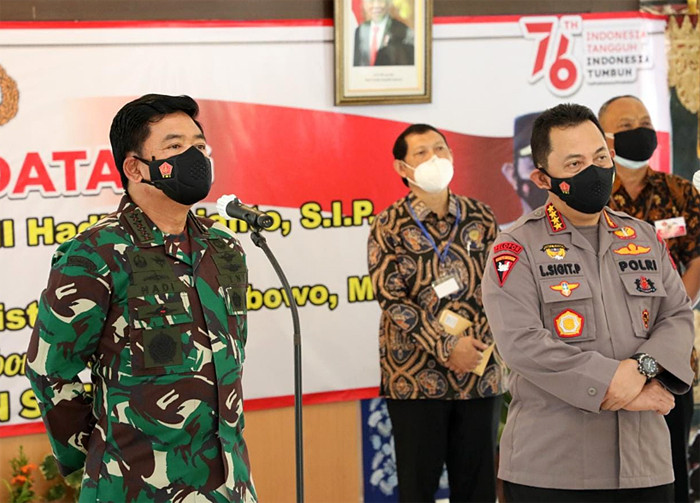 Panglima TNI Marsekal TNI Hadi Tjahjanto memimpin rapat dengan unsur Forkopimda terkait penanganan Covid-19 di Kabupaten Sleman, Minggu (8/8/2021).