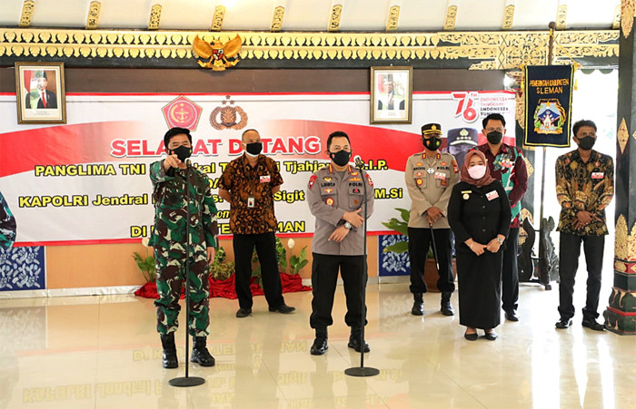 Panglima TNI Marsekal TNI Hadi Tjahjanto memimpin rapat dengan unsur Forkopimda terkait penanganan Covid-19 di Kabupaten Sleman, Minggu (8/8/2021).