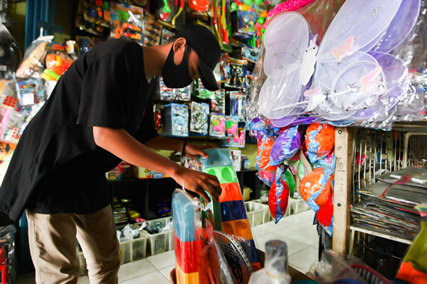 Penjual merapikan mainan anak tradisional ketapel di Toko Mainan Gorda, Jalan Raya Pondok Gede, Jakarta Timur, Minggu (8/8/2021).