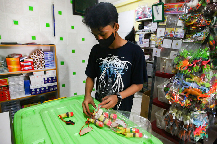 Penjual merapikan mainan anak tradisional ketapel di Toko Mainan Gorda, Jalan Raya Pondok Gede, Jakarta Timur, Minggu (8/8/2021).