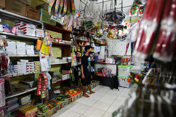 Penjual merapikan mainan anak tradisional ketapel di Toko Mainan Gorda, Jalan Raya Pondok Gede, Jakarta Timur, Minggu (8/8/2021).