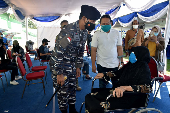 Masyarakat Kota Malang Raya antusias mengikuti Serbuan Vaksinasi tahap pertama hari kedua di Stadion Gajayana Malang, Minggu (8/8/2021).