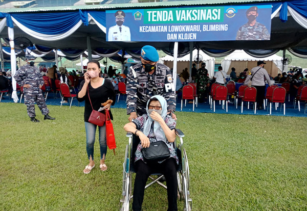 Masyarakat Kota Malang Raya antusias mengikuti Serbuan Vaksinasi tahap pertama hari kedua di Stadion Gajayana Malang, Minggu (8/8/2021).
