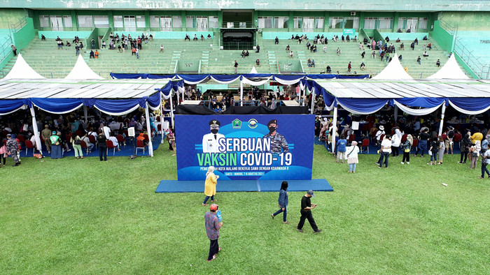 Masyarakat Kota Malang Raya antusias mengikuti Serbuan Vaksinasi tahap pertama hari kedua di Stadion Gajayana Malang, Minggu (8/8/2021).