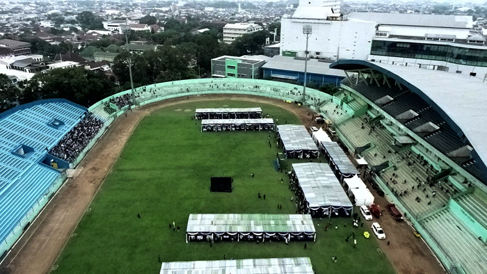 Masyarakat Kota Malang Raya antusias mengikuti Serbuan Vaksinasi tahap pertama hari kedua di Stadion Gajayana Malang, Minggu (8/8/2021).