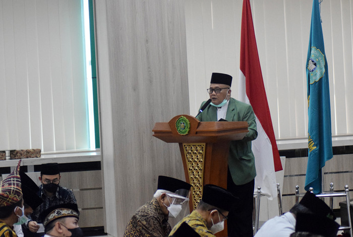 Ketua Umum dan Pendiri Leprid Paulus Pangka menyerahkan piagam penghargaan kepada Rektor Unwahas Prof Dr H Mudzakkir Ali, MA di Semarang, Minggu (8/8/2021).