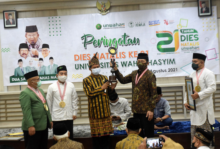 Ketua Umum dan Pendiri Leprid Paulus Pangka menyerahkan piagam penghargaan kepada Rektor Unwahas Prof Dr H Mudzakkir Ali, MA di Semarang, Minggu (8/8/2021).