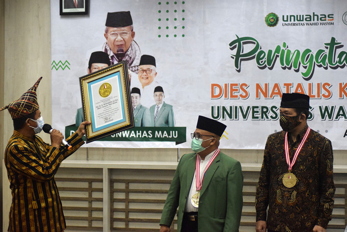 Ketua Umum dan Pendiri Leprid Paulus Pangka menyerahkan piagam penghargaan kepada Rektor Unwahas Prof Dr H Mudzakkir Ali, MA di Semarang, Minggu (8/8/2021).
