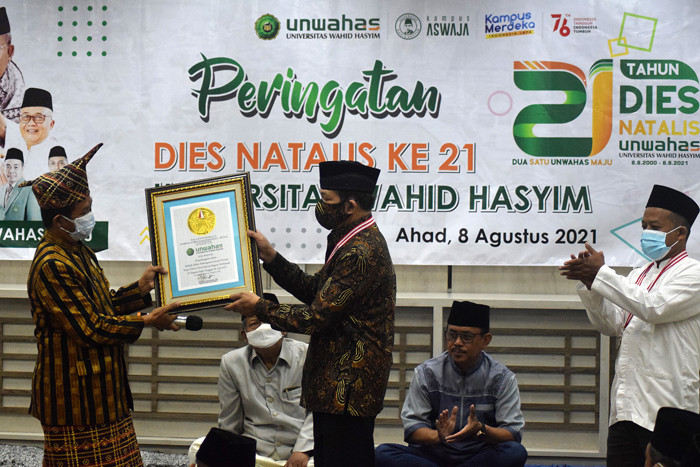 Ketua Umum dan Pendiri Leprid Paulus Pangka menyerahkan piagam penghargaan kepada Rektor Unwahas Prof Dr H Mudzakkir Ali, MA di Semarang, Minggu (8/8/2021).