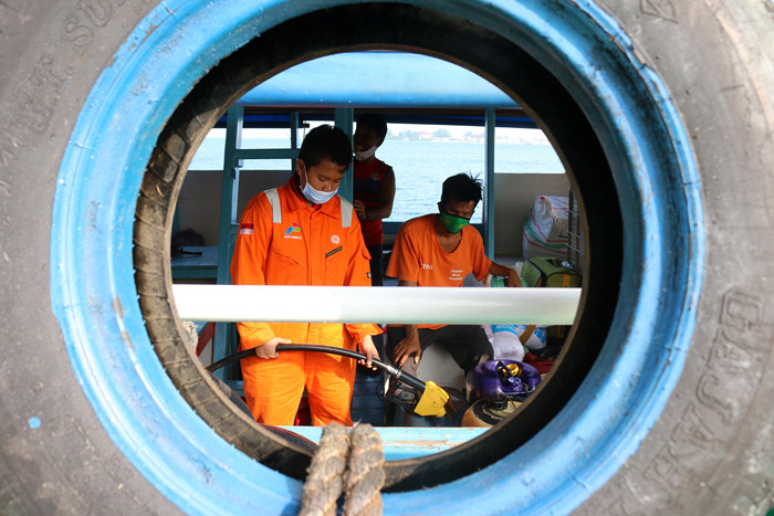 Pengisian BBM Pertamina untuk nelayan serta angkutan air ojeg tradisional antar pulau di kepulauan seribu Utara provinsi DKI Jakarta, Senin (9/8/2021).
