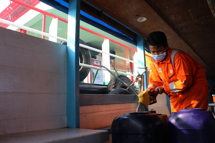 Pengisian BBM Pertamina untuk nelayan serta angkutan air ojeg tradisional antar pulau di kepulauan seribu Utara provinsi DKI Jakarta, Senin (9/8/2021).