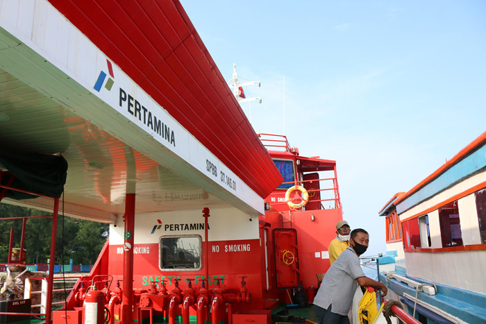 Pengisian BBM Pertamina untuk nelayan serta angkutan air ojeg tradisional antar pulau di kepulauan seribu Utara provinsi DKI Jakarta, Senin (9/8/2021).
