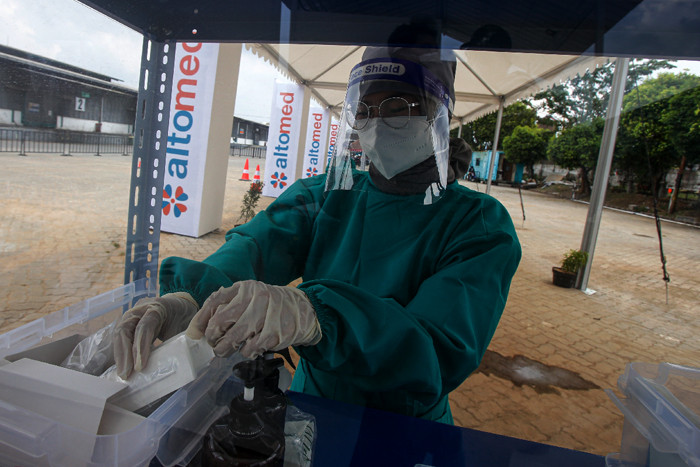 Warga menjalani swab test antigen secara drive thru di Altomed, Kelapa Gading, Jakarta Utara, Senin (9/8/2021).